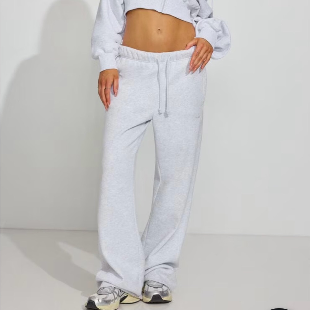 Brand new never worn GARAGE straight leg ultra fleece sweatpants